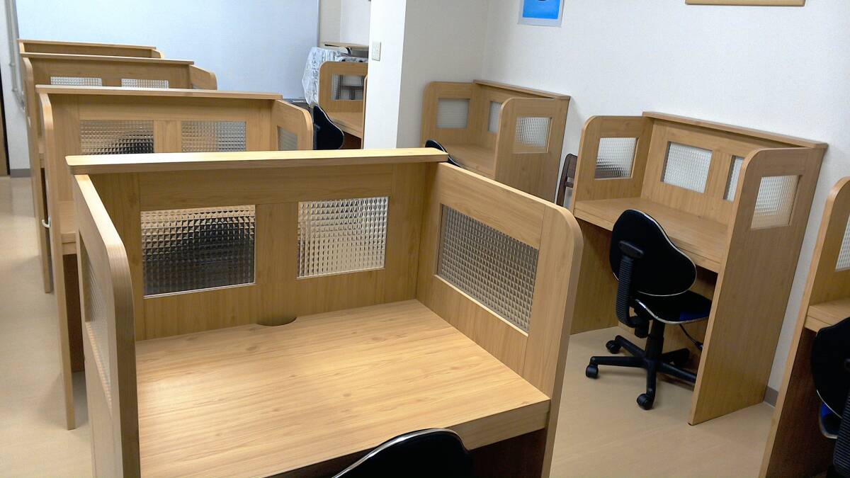 引き取り限定・ニッセン間仕切りデスク【ガラスで明るい、きれい/パーテーションデスク・個別ブース・自習室】奥行き60cm用/埼玉県深谷市_10