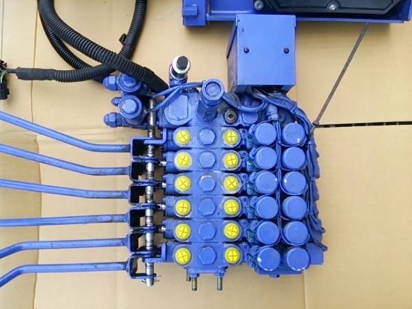 タダノ クレーン ラジコン ユニット タダノ クレーン ラジコンバルブ 【ZESTクレーン用】(建設機械、重機