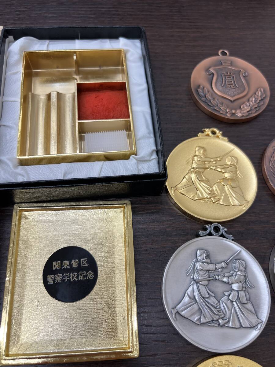 レア物。JRメダルセット（金色・銀色・銅色）専用ケース付き 6939 約2.9kg分 警察 日本警察 メダル 賞 大量おまとめ 朱肉 警察金杯