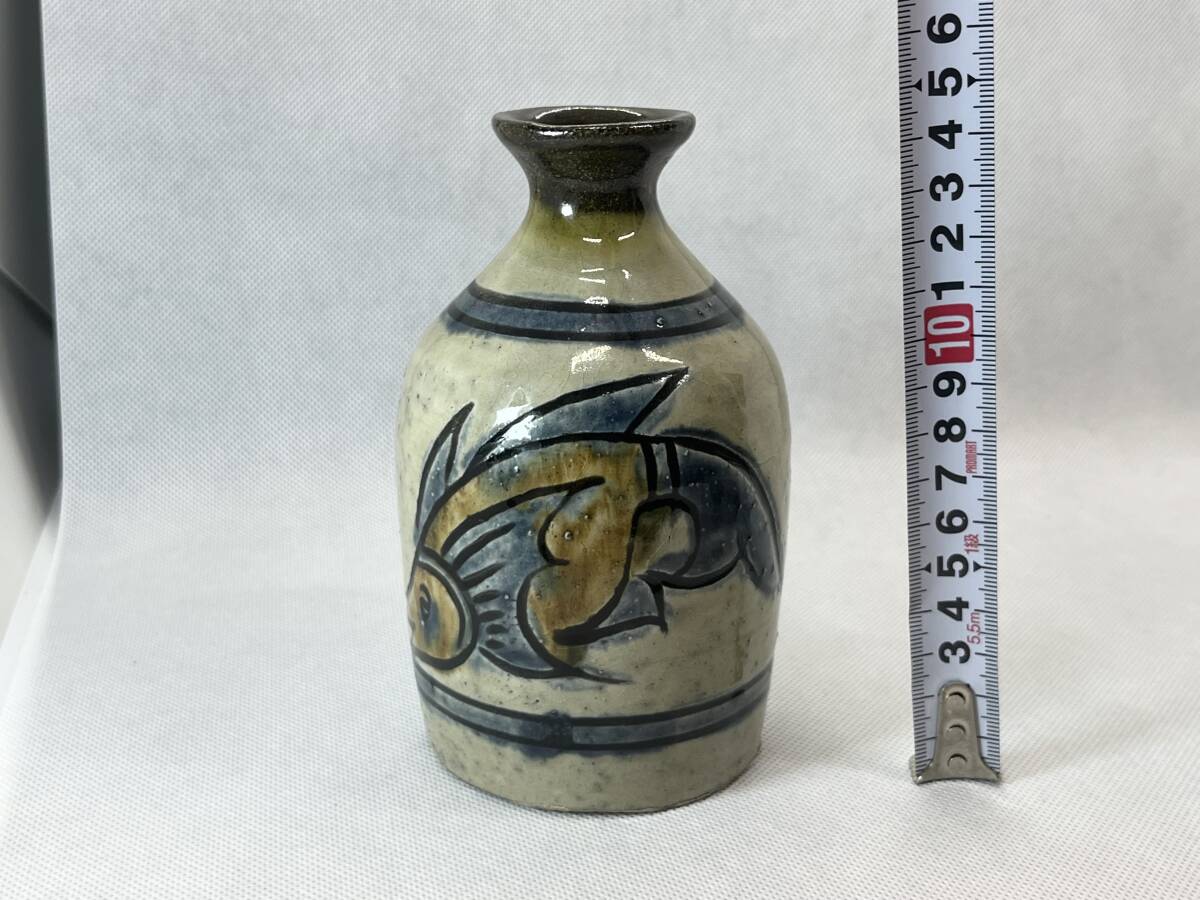 人間国宝 【金城次郎】 笑う魚 海老魚紋 高さ14cm 【徳利】 壺屋焼 掻