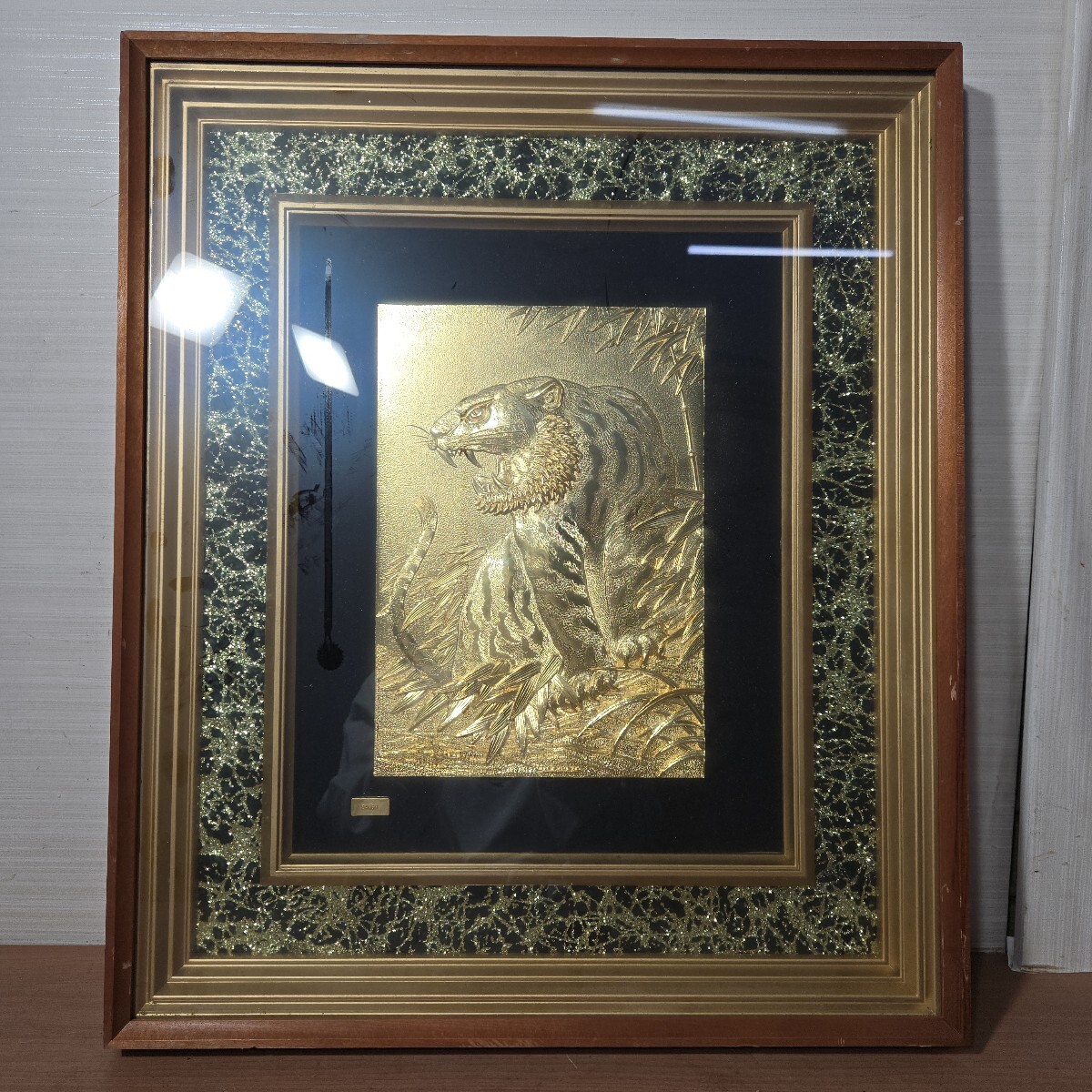 虎 金メッキ 壁掛け 額縁 トラ 額装 インテリア 寅 縁起物 工芸品