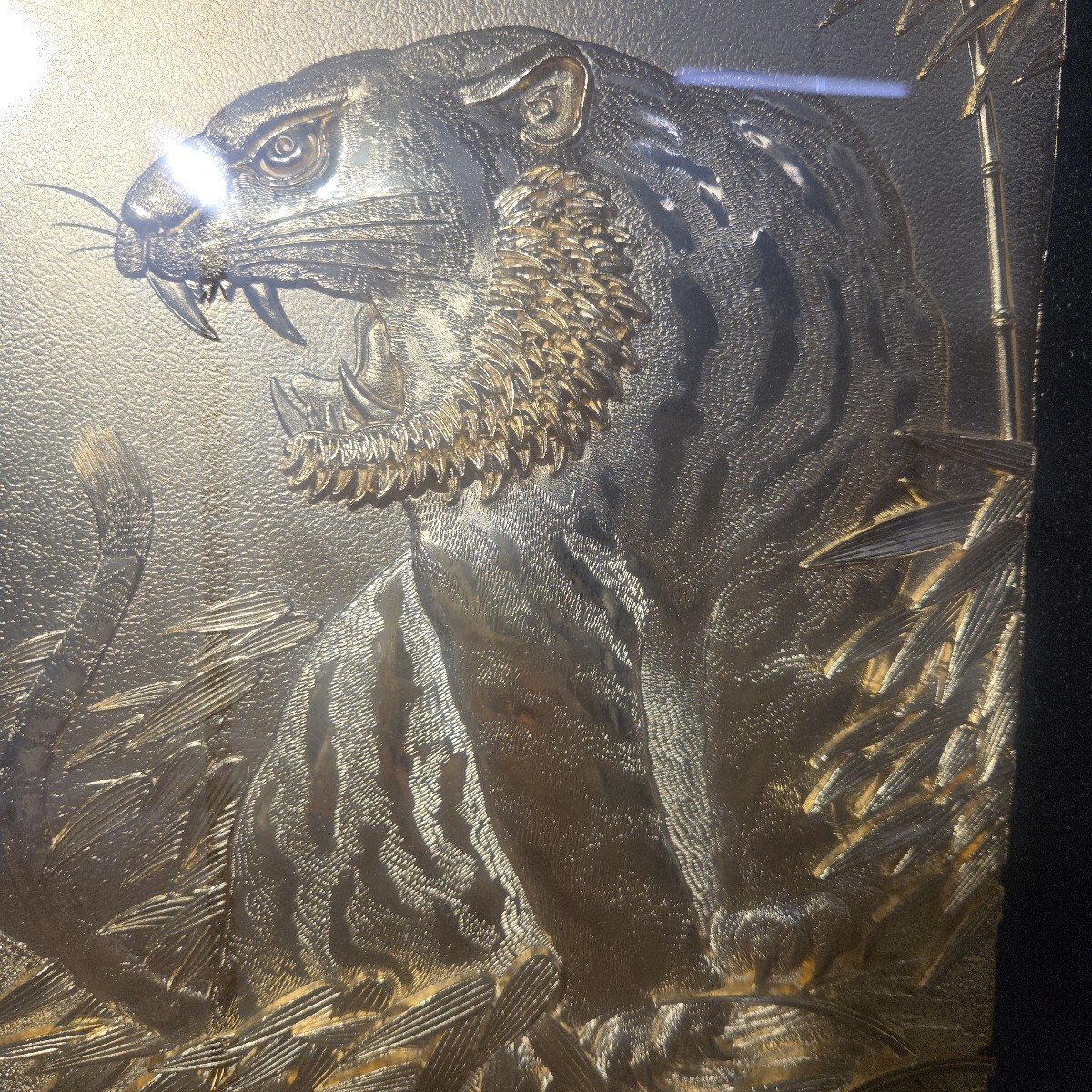 虎 金メッキ 壁掛け 額縁 トラ 額装 インテリア 寅 縁起物 工芸品