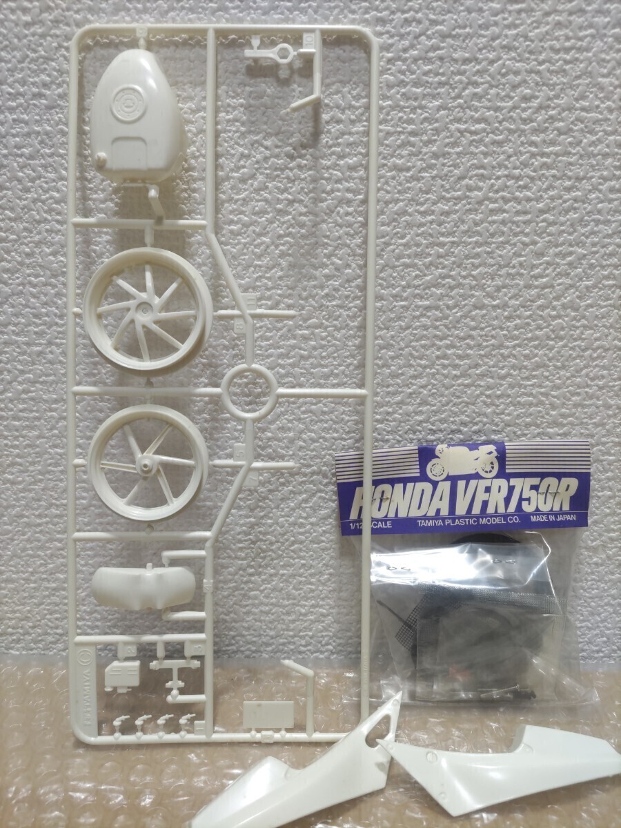 タミヤ　1/12 オートバイシリーズ VFR750R プラモデル_3