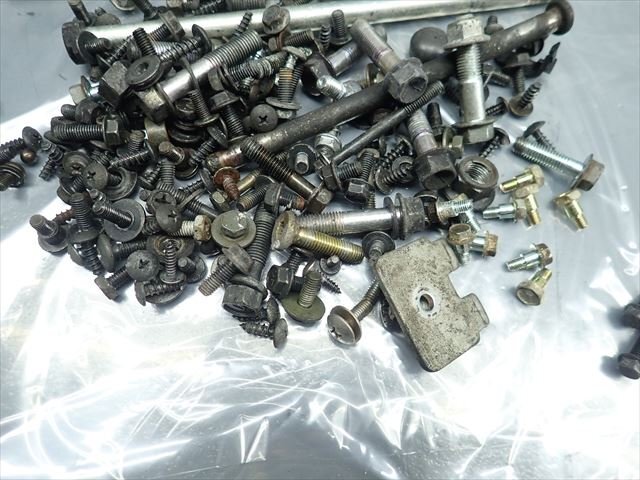 β241121-3 スズキ GSR125 NEX RFDUTD44T (H21年式) 始動動画有 ステー ボルト ナット_3