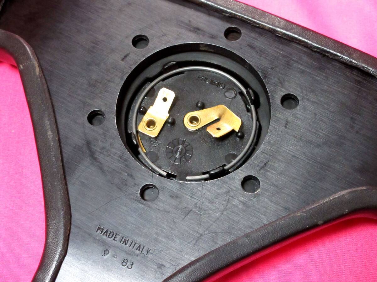 6037 正規品 MOMO モモ 大径38Φ ブラックレザー＆ブラックパッド＆レッドステッチ ステアリング ハンドル ホーンボタン MOMO モモ ステアリング おすすめ モーストプライス MOMOの定番ディープコーンモデル「MOD.07」に新展開！オール
