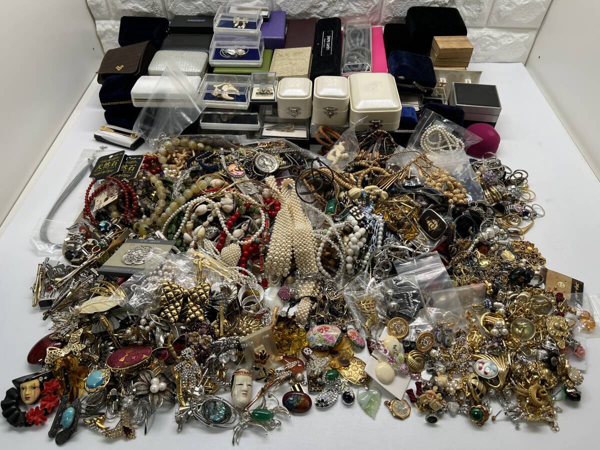 ◇◇アクセサリー まとめ売り 種類色々 （ブローチ ・ネクタイピン