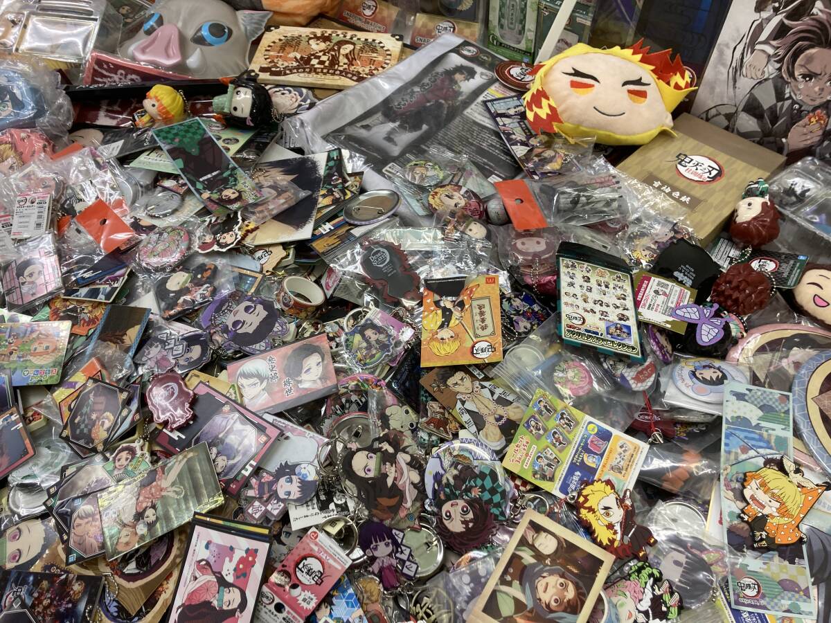 ☆◇【USED】鬼滅の刃 グッズ 大量セット 缶バッヂ アクスタ ラバスト 