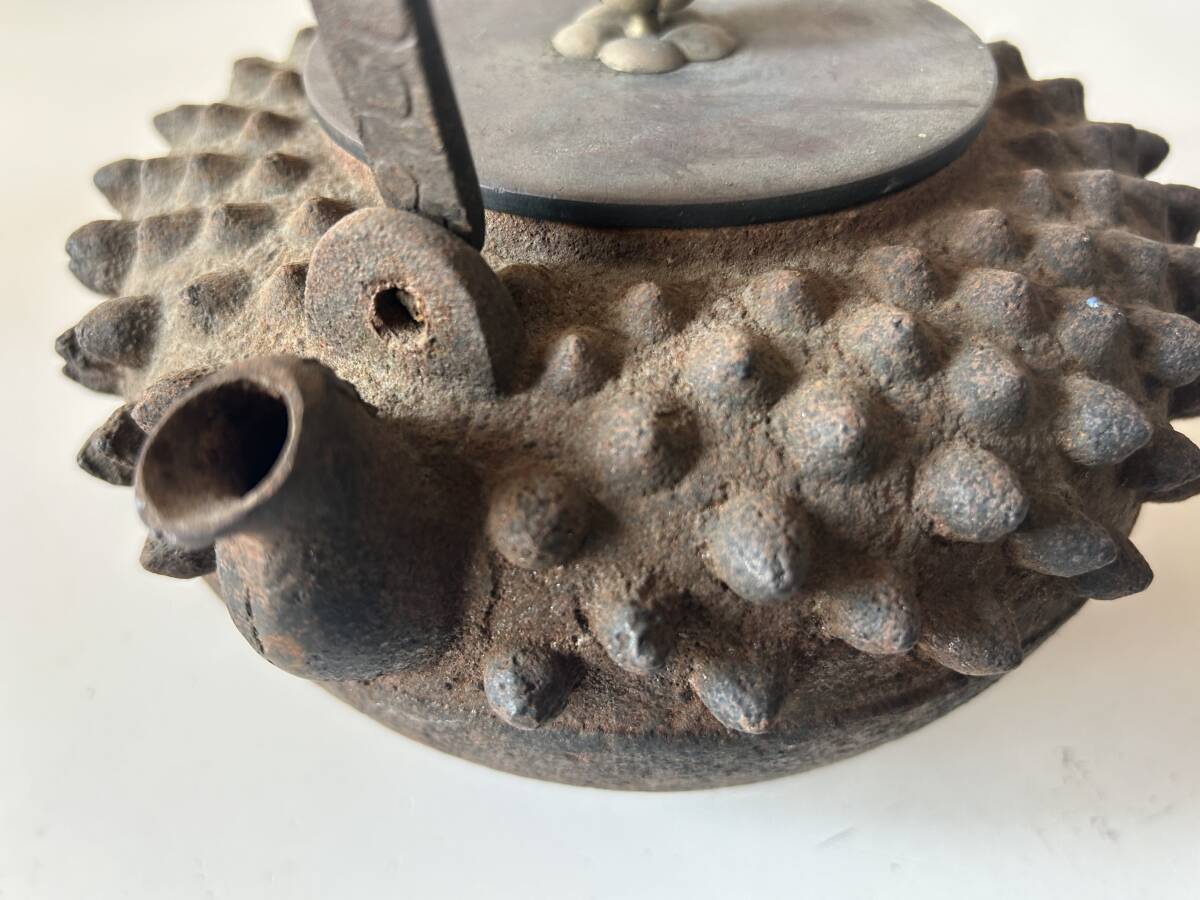 南部鉄器 鉄瓶/鉄釜 霰（あられ）文様 銘あり 茶道具 古美術 ④401◇寿龍堂造◇鉄瓶 鬼霰 あられ 鉄器 茶道具 在銘 刻印 蓋 摘 急須