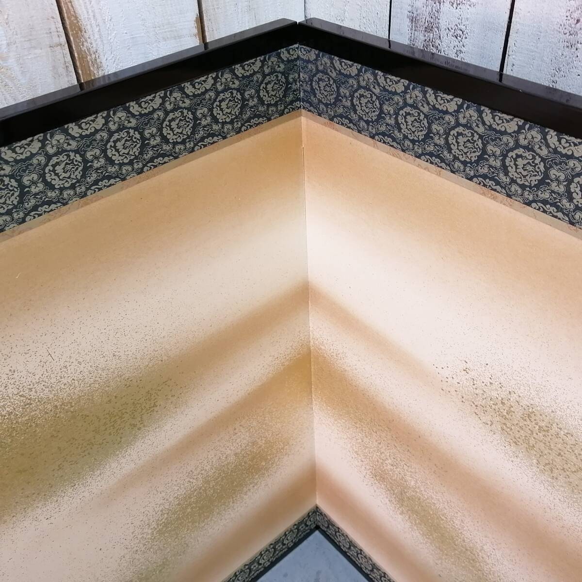 〇25021417 茶道具 「鵬雲斎」 「緞子縁金砂子風炉先」 屏風 桐箱 共箱