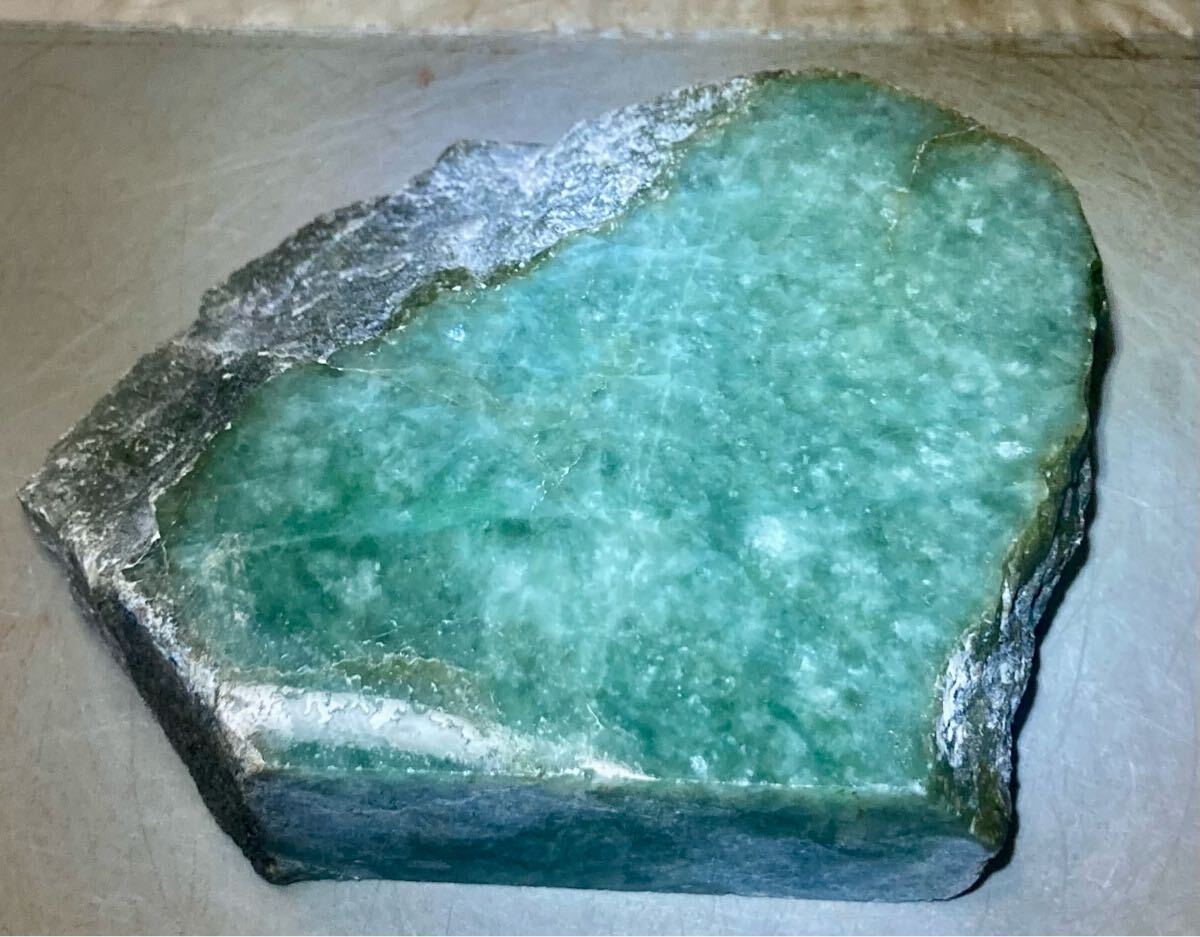 ミャンマー産大きな天然本翡翠原石826g3面カット内1面のみ磨き済み