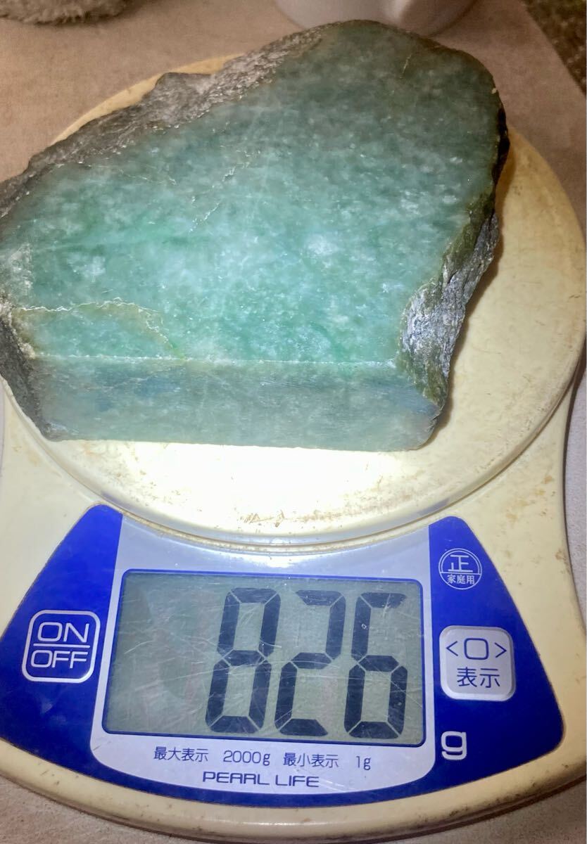 ミャンマー産大きな天然本翡翠原石826g3面カット内1面のみ磨き済み