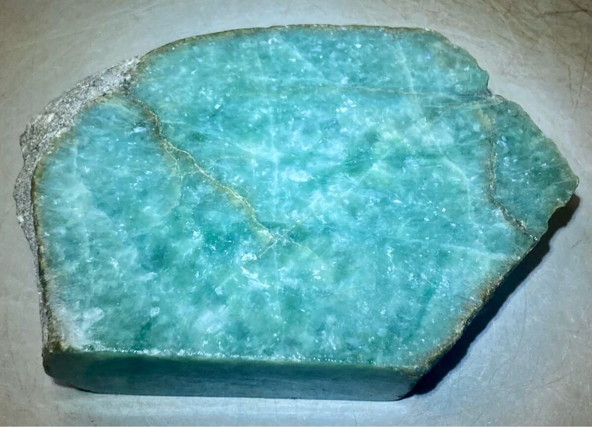 ミャンマー産大きな天然本翡翠原石826g3面カット内1面のみ磨き済み