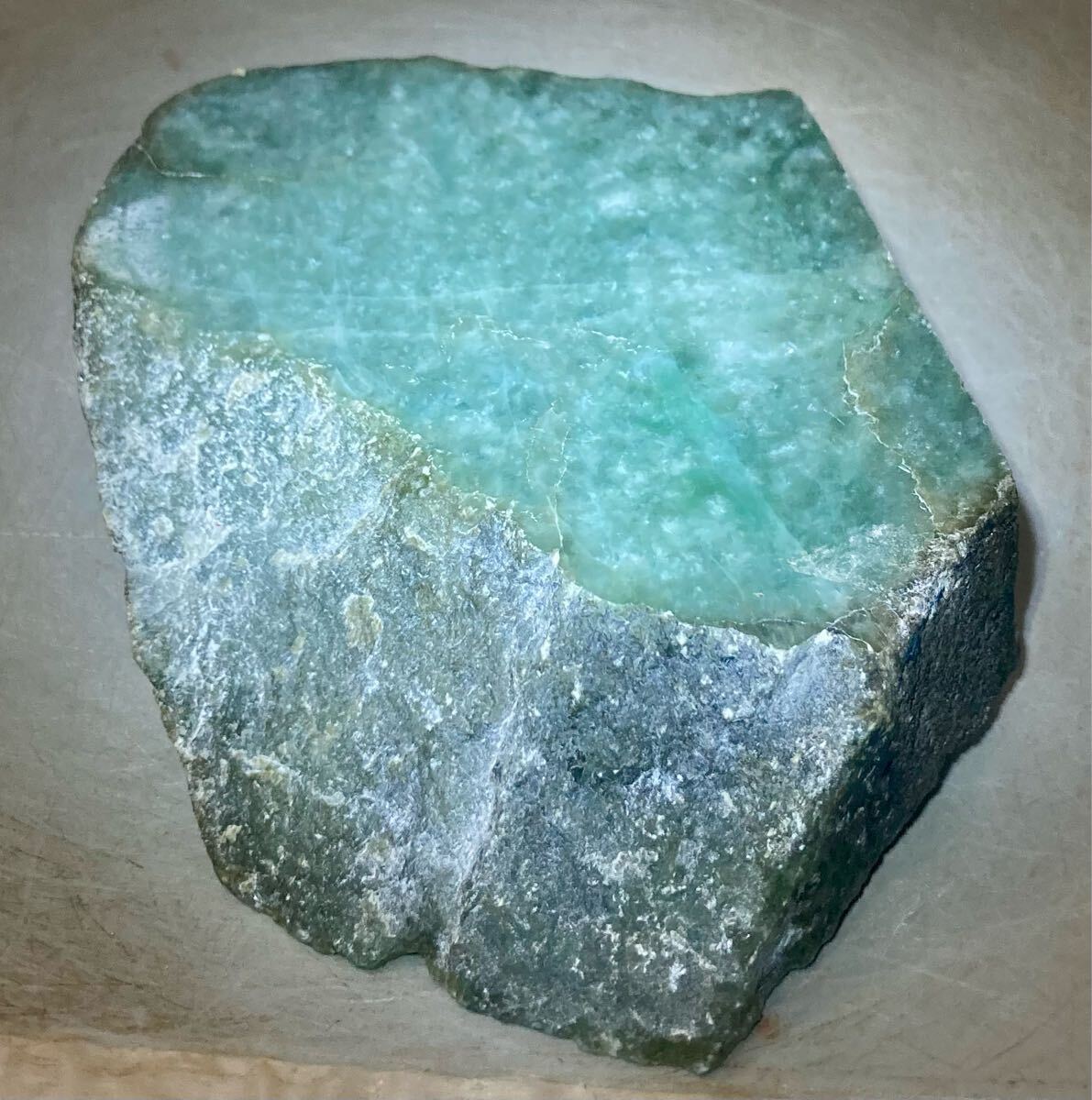 ミャンマー産大きな天然本翡翠原石826g3面カット内1面のみ磨き済み