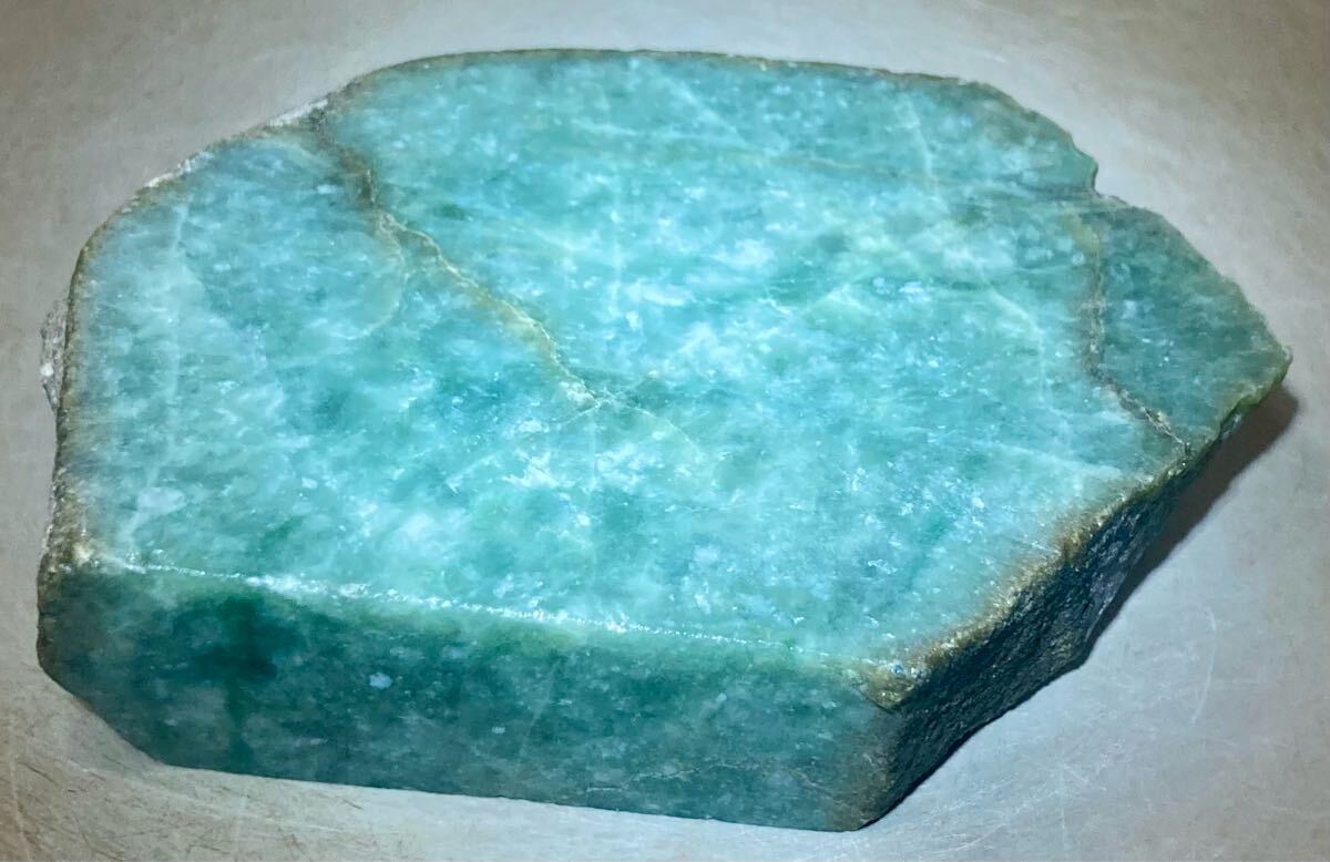 ミャンマー産大きな天然本翡翠原石826g3面カット内1面のみ磨き済み