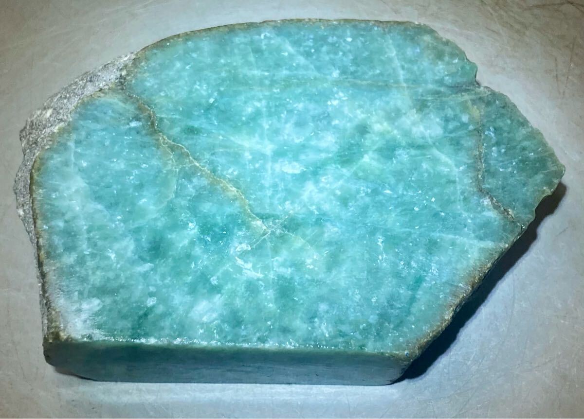 淡いグリーンが綺麗✨ 大きな JADEITE 本翡翠 原石 1面磨き 561 ミャンマー産大きな天然本翡翠原石826g3面カット内1面のみ磨き済み