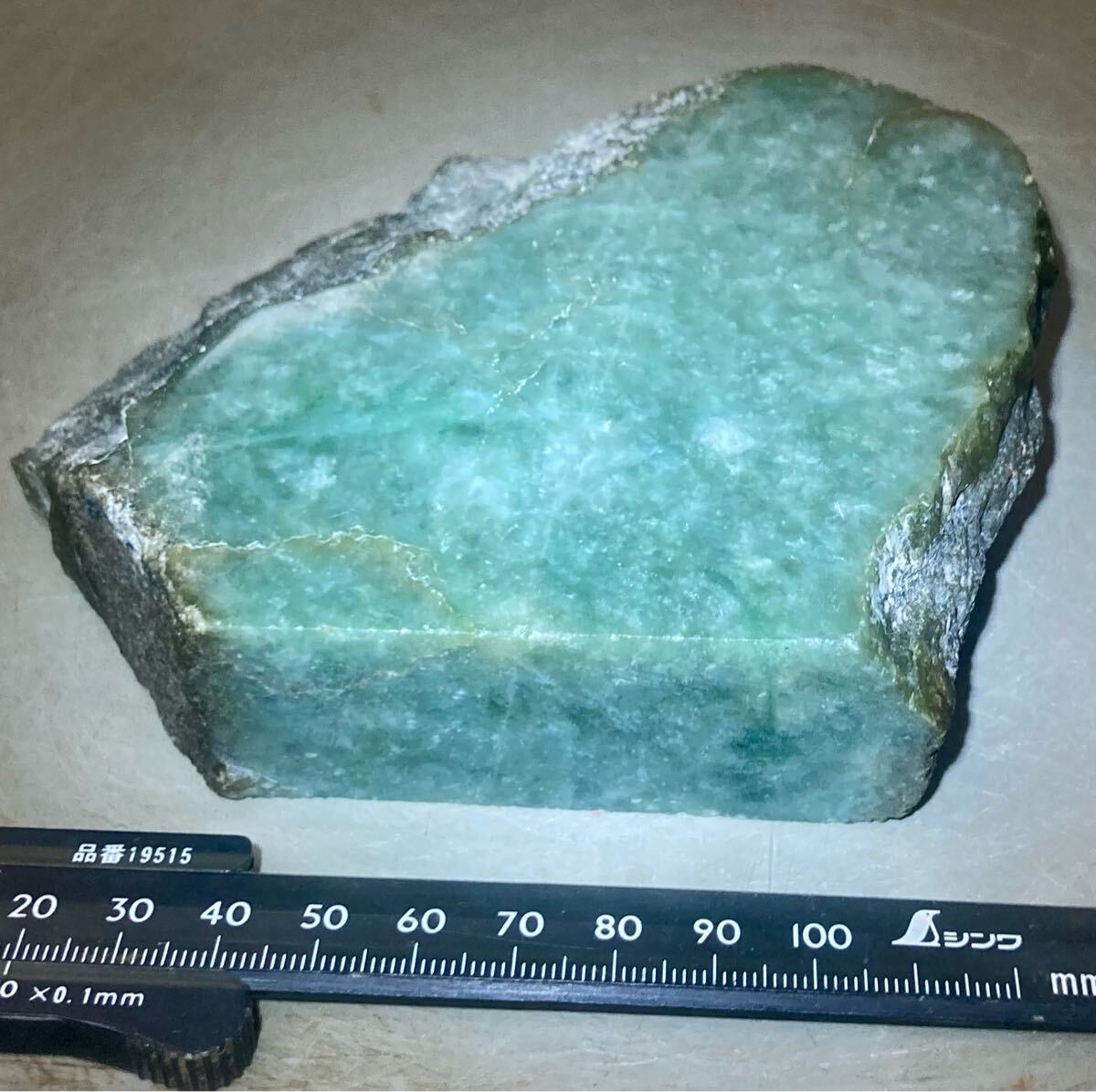 ミャンマー産大きな天然本翡翠原石826g3面カット内1面のみ磨き済み