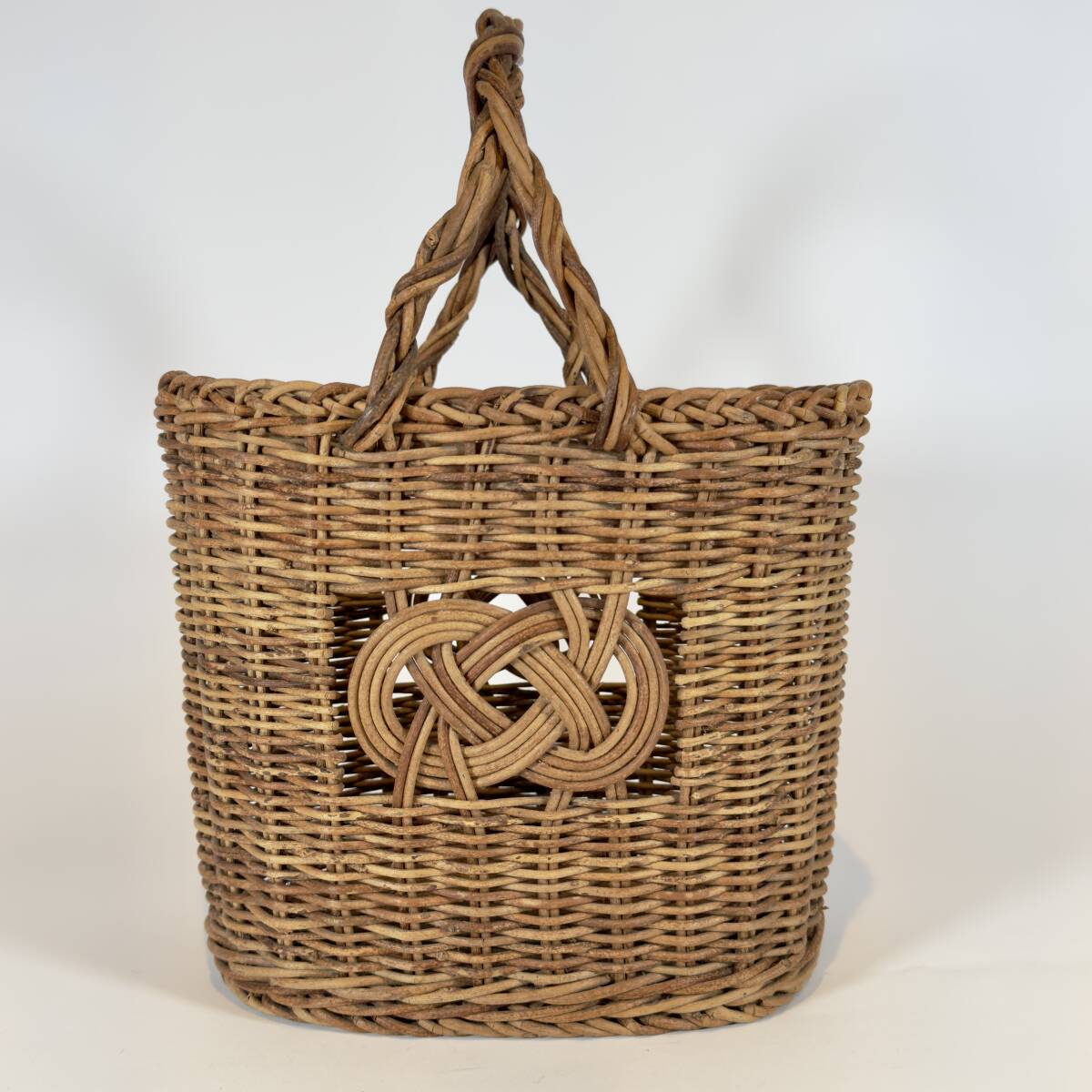 籐の籠　籐のバスケット　民芸　横巾約２５.０ｃｍ　縦巾１７．０ｃｍ　高さ約３５．０ｃｍ_1