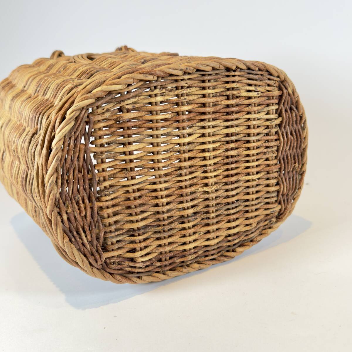 籐の籠　籐のバスケット　民芸　横巾約２５.０ｃｍ　縦巾１７．０ｃｍ　高さ約３５．０ｃｍ_10