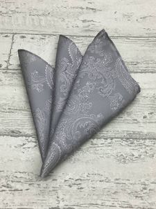 新品未使用 最高級　ポケットチーフ 日本製　シルバー系のペイズリー　イタリア生地　お