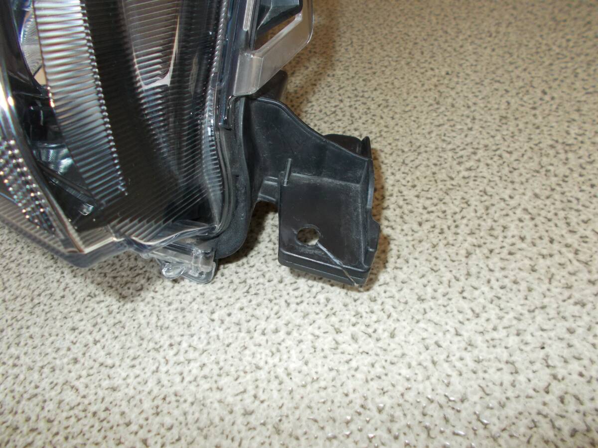 ルーミー　M900A　後期　純正 綺麗な ヘッド ライト右　 LED 　STANLEY W6249_6