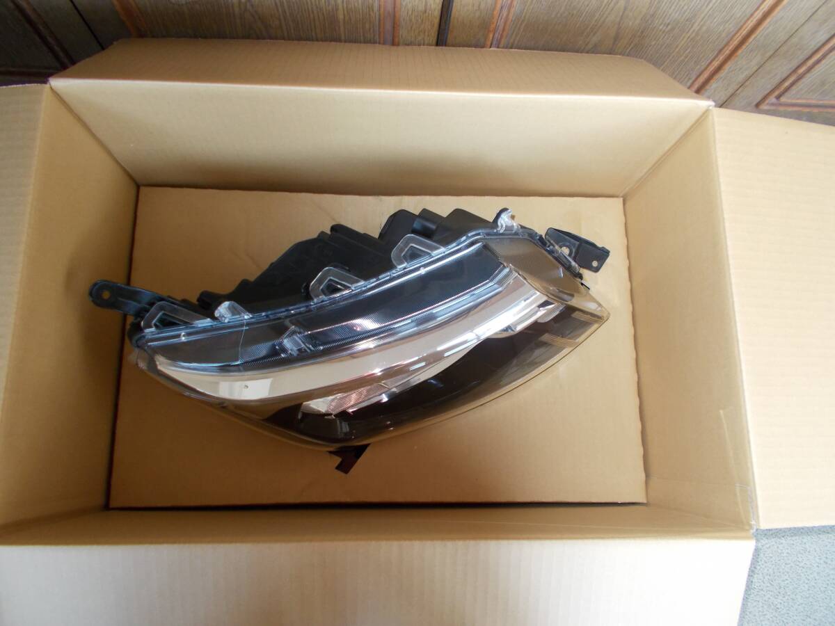 ルーミー　M900A　後期　純正 綺麗な ヘッド ライト右　 LED 　STANLEY W6249_8