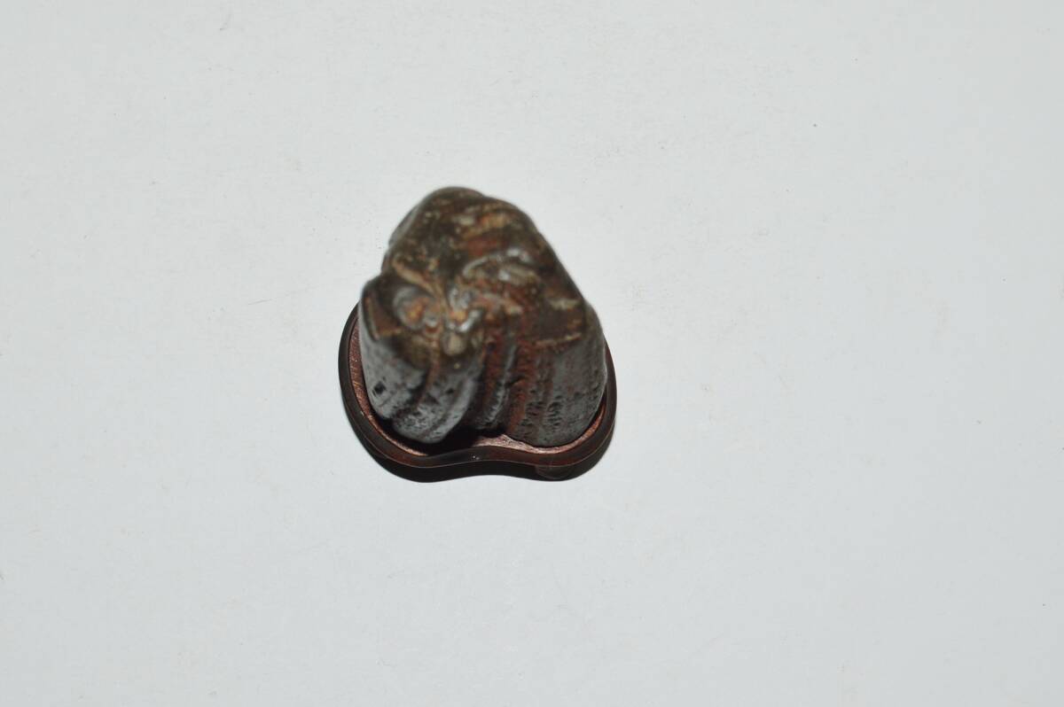 赤石　 水石 　黒色台座付き 水石愛好家旧蔵品 水石 滝石 赤石 盆栽 盆石 鑑賞石 赤石 台座付(盆栽