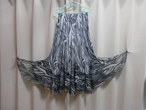 ダンス スカート　黒系、白系　柄