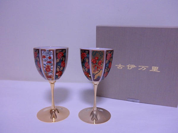 古伊万里　白×赤黒緑金彩　花鳥模様　ペアワイングラス　箱入り