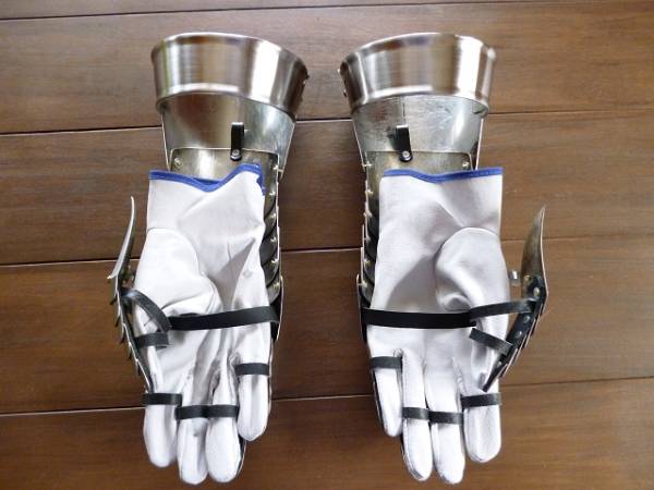 西洋甲冑 籠手 ガントレット 中古 コスプレ 鎧 アーマー3(甲冑（兜、鎧