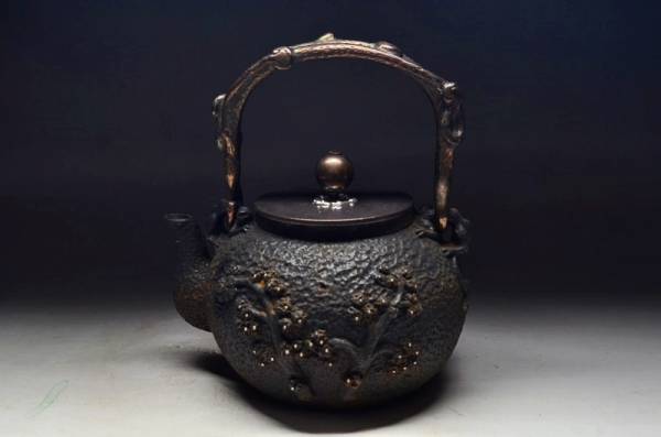 E307【盛光堂】亀文堂鉄瓶家戊款　銀粒象嵌山水渡橋古松図