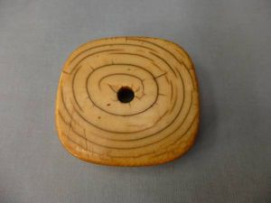 緒締玉 緒締 骨董 珊瑚 根付 印籠 提物 天然サンゴ ルース 本珊瑚 根掛 江戸後期 松林蒔絵印籠 内梨地 象牙時代獅子根付 珊瑚緒締め | 古美術