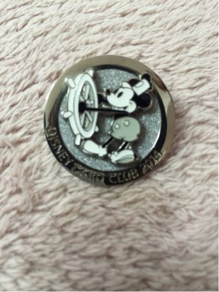 非売品DisneyCARD CLUB2014年ピンバッチ_1