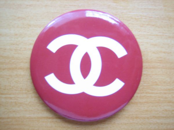 缶バッジ　シャネル　ロゴ　赤　COCO　CHANEL　ココ