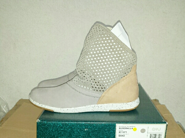 新品タグ箱付きEmu3シーズン対応レザーブーツ24センチ