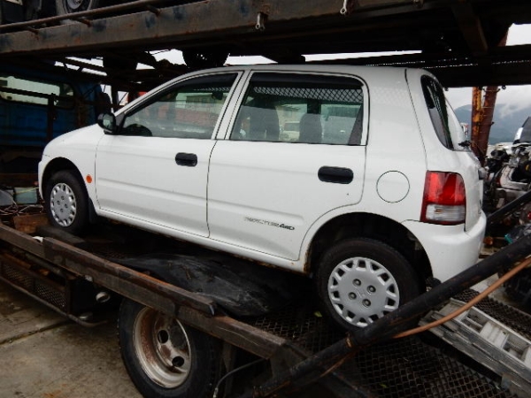 トディ　　５速ミッション車　白　の　出品