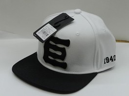 アンダーアーマー 巨 帽子 新品！です。ジャイアンツ 巨人(アンダー