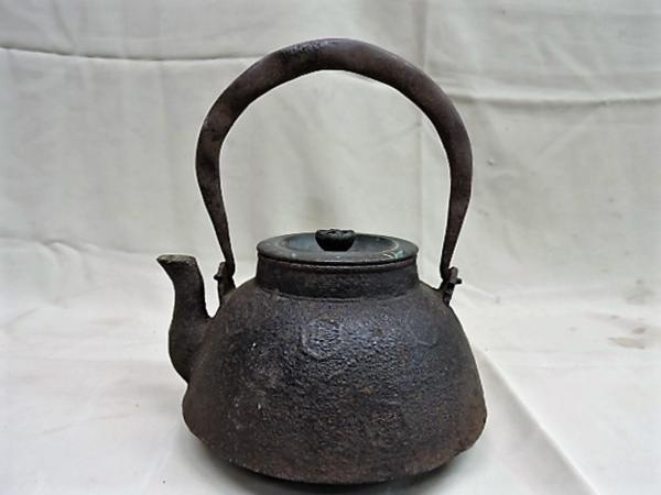亀甲紋図鉄瓶　蓋龍文堂銘有り　箱無し