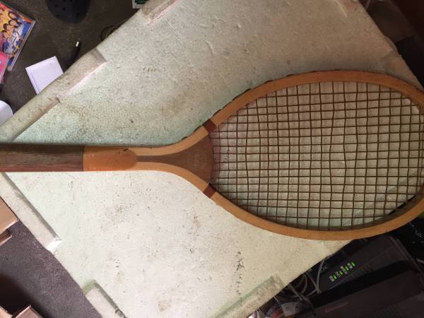 レトロなテニスラケット　　木製