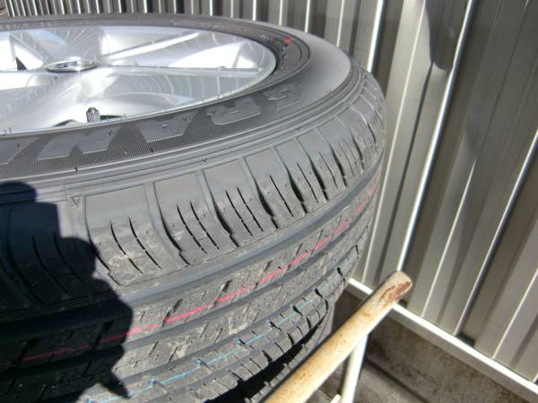 ハリアー ZSU60 225/65R17+純正アルミ4本ダンロップ 新車外し_2