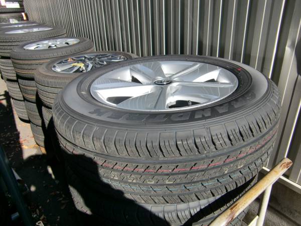 ハリアー ZSU60 225/65R17+純正アルミ4本ダンロップ 新車外し_3