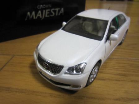 1/30　トヨタ 旧型マジェスタ　ホワイト　非売品ミニカー