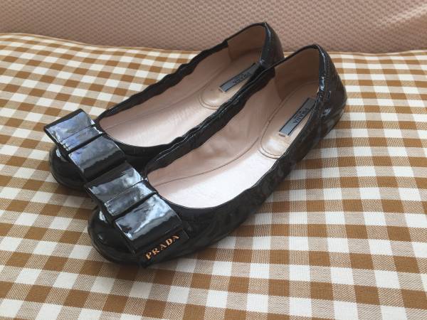 レディース PRADA バレエシューズ フラットシューズ リボン パテント