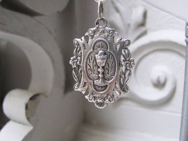 フランスアンティークメダイ　銀800百合と聖杯／裏あり