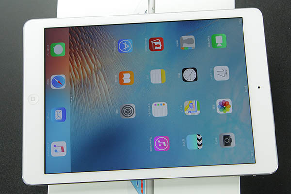 送料込☆美品訳有■iPad Air Wi-Fi 128GB シルバー ME906J/A