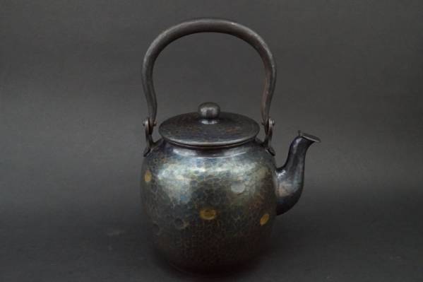 967☆いぶし銀 芳燕堂造 鎚目水注 薬缶 注ぎ口蓋付 茶道具 【公式通販】