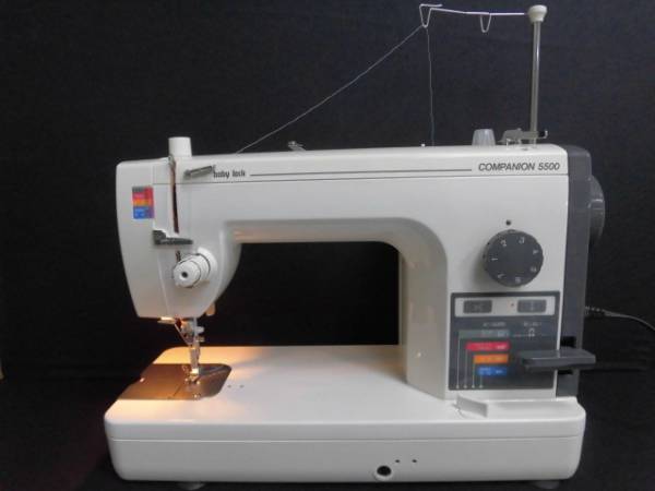 ジューキ★職業用ミシン★5500★自動糸切り★ボタンホーラー付