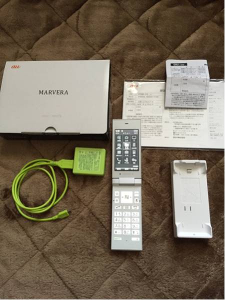 au MARVERA KYY08 ホワイト ガラケー AC&卓上ホルダ付き