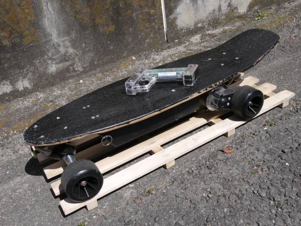 電動 スケートボード スケボー R2 SKATE TECH？ 電動スケボー2輪の