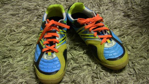 美品ケルメKELMEフットサルシューズ STAR360° 26.5cm 青色