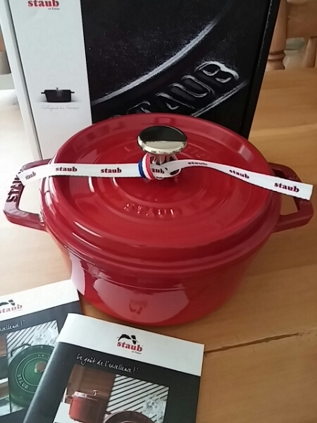 美品♪ staub ストウブ ココットラウンド 18cm チェリーレッド staub